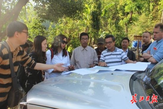 在尼泊爾，武漢市土地利用和城市空間規(guī)劃研究中心設(shè)計團隊現(xiàn)場踏勘。(武漢市土地利用和城市空間規(guī)劃研究中心 供圖)