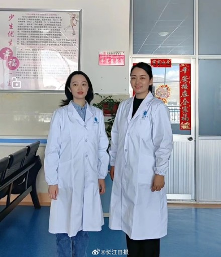 “有醫(yī)生嗎？有人暈倒了！”武漢協(xié)和醫(yī)院援藏醫(yī)療隊(duì)員聽到呼救就沖了上去