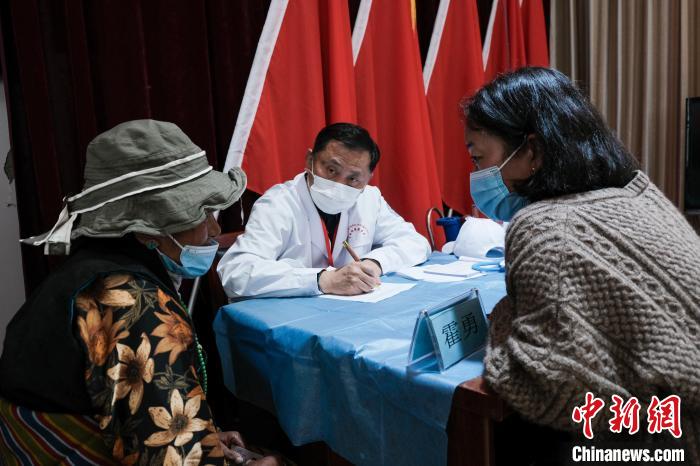 北京大學(xué)第一醫(yī)院教授、主任醫(yī)師霍勇在義診現(xiàn)場接診?！〗w波 攝