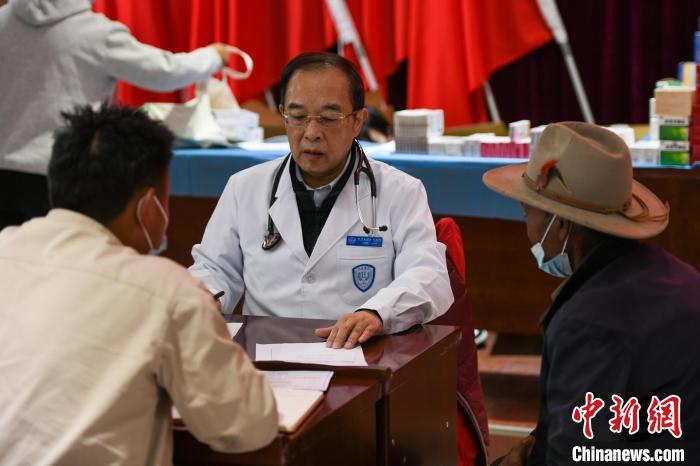 北京大學(xué)人民醫(yī)院心臟中心副主任、博士生導(dǎo)師王偉民為農(nóng)牧民問診。　江飛波 攝