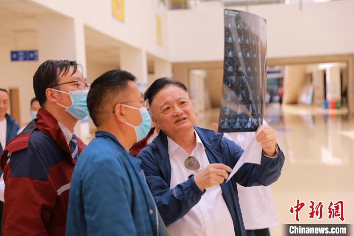 上海專家們采用“一對一”指導等方式，帶動日喀則市人民醫(yī)院科室、醫(yī)生業(yè)務水平的提升?！∩虾＝淮筢t(yī)學院供圖