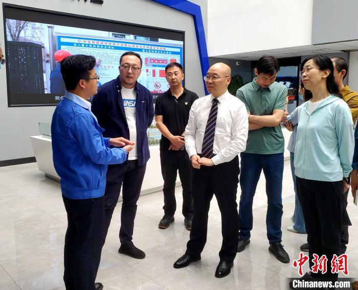 圖為全國政協(xié)委員、農工黨青海省委主委王昆(中)在企業(yè)調研?！」鶟M福 供圖