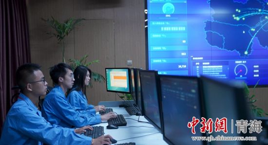 圖為國網(wǎng)青海電力大數(shù)據(jù)中心工作人員正在監(jiān)控綠電相關(guān)數(shù)據(jù)。王國棟攝