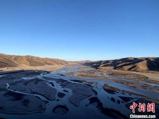 圖為三江源腹地，黃河流經(jīng)達(dá)日縣。（資料圖） 孫睿 攝 　　