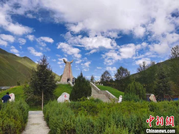 圖為三江源自然保護(hù)區(qū)紀(jì)念碑?！∏嗪Ｊ∥幕吐糜螐d供圖
