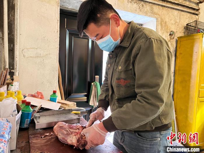 圖為雪豹“奶爸”史壽軍正在準(zhǔn)備投喂雪豹的食材。　馬銘言 攝
