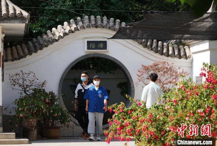 圖為市民在西寧園林植物園內(nèi)觀花賞景?！●R銘言 攝