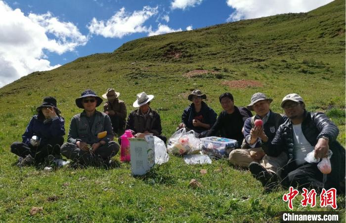 科研團(tuán)隊(duì)在熱魯盆地工作合影。　中科院青藏高原所 供圖