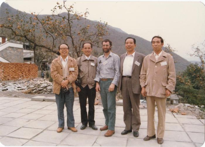 1987年早期脊椎動物國際研討會在中國舉行，劉玉海先生(右一)與中外同行專家合影?！avin Young(澳大利亞) 供圖