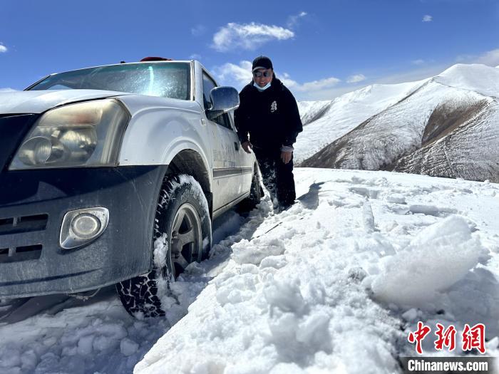 圖為生態(tài)管護(hù)人員準(zhǔn)備在雪地推車?！《“瓦_(dá)杰 攝