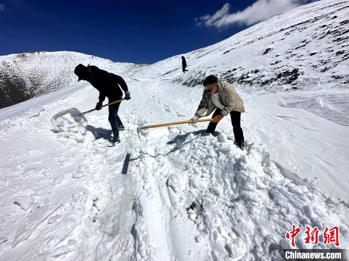 圖為生態(tài)管護(hù)人員在巡護(hù)道路上清雪?！《“瓦_(dá)杰 攝