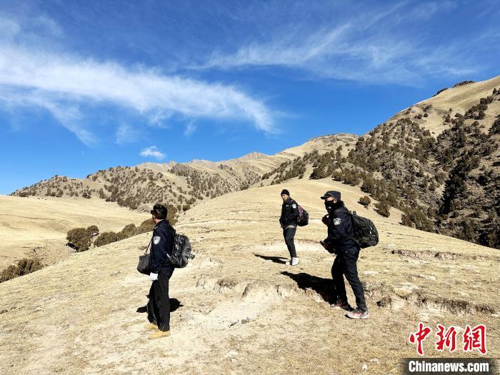 圖為生態(tài)管護(hù)人員開(kāi)展巡護(hù)?！《“瓦_(dá)杰 攝
