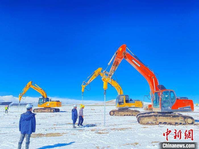圖為雪中施工。資料圖 姜佳保供圖