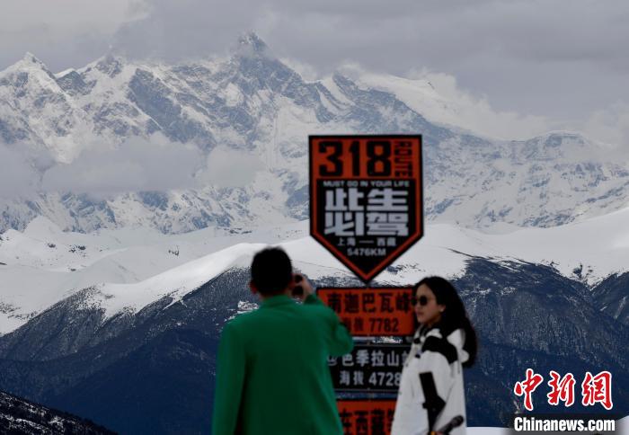 圖為5月14日，西藏林芝色季拉山觀景臺，游客遠(yuǎn)眺南迦巴瓦峰?！　±盍?攝