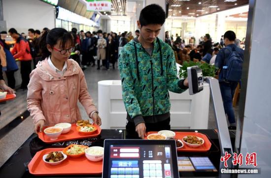 資料圖：某高校食堂學(xué)生在打飯。中新社記者 韓蘇原 攝