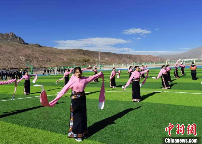 圖為青海師范大學(xué)附屬玉樹實(shí)驗(yàn)學(xué)校學(xué)生在綠茵場(chǎng)跳起囊謙古舞—卓根瑪?！“讋?攝