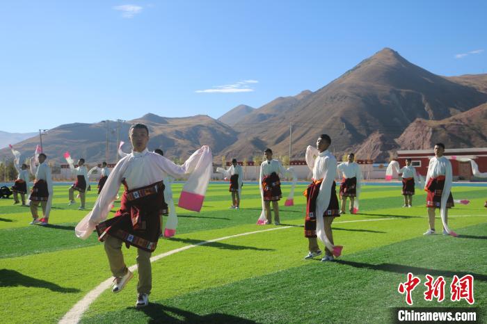 圖為青海師范大學(xué)附屬玉樹實(shí)驗(yàn)學(xué)校學(xué)生在綠茵場(chǎng)跳起囊謙古舞—卓根瑪?！〕逃?攝
