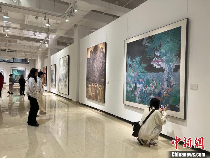 圖為全國青年教師中國畫學(xué)術(shù)邀請展吸引學(xué)生觀展。　鐘旖 攝