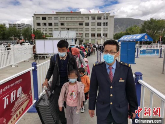 圖為拉薩車站工作人員為西藏先心病患兒和陪同人員提供“綠色”接力幫扶，并開通了專門通道，讓他們快速進(jìn)站上車。拉薩車站 供圖