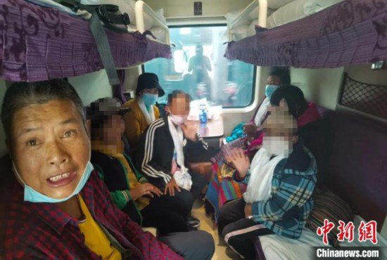 圖為乘坐Z266次列車的西藏先心病患兒和陪同人員。拉薩車站 供圖