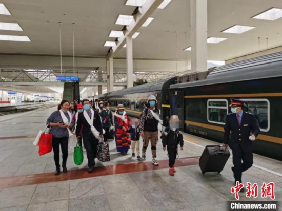 圖為拉薩車站工作人員為西藏先心病患兒和陪同人員提供“綠色”接力幫扶，并開通了專門通道，讓他們快速進(jìn)站上車。拉薩車站 供圖