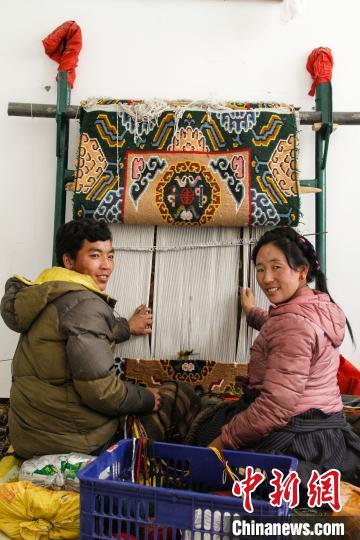 圖為1月15日，在日喀則市謝瑪氆氌農(nóng)村合作社，拉孜村一對夫婦在編織卡墊(資料圖)?！≮w朗 攝