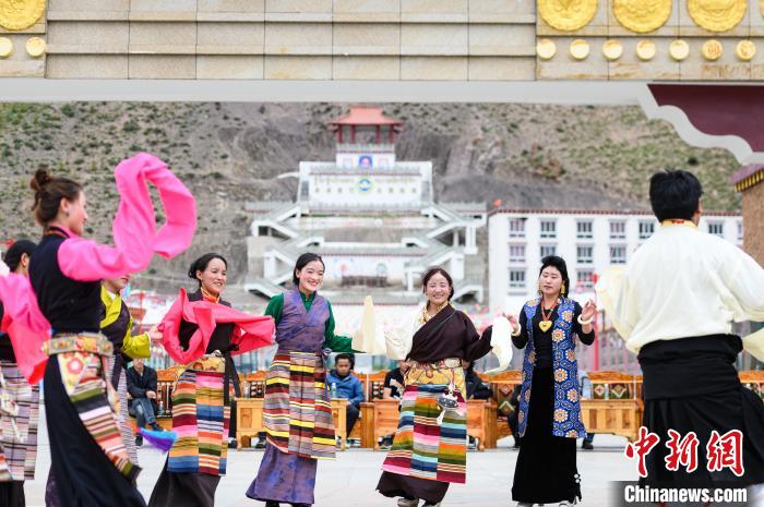 圖為西藏昌都市洛隆縣易地搬遷安置點阿托卡小康示范新村村民載歌載舞慶脫貧(資料圖)?！『闻罾?攝