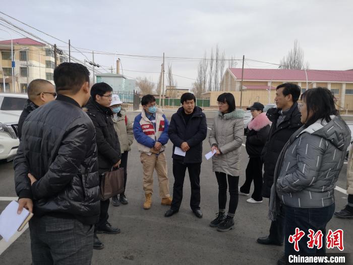 圖為青海大學工作人員正在現(xiàn)場考察該項目進行情況?！±罱瓕?攝