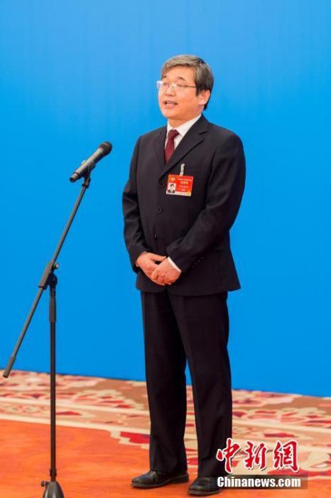 3月10日，全國政協(xié)十三屆四次會議第三場“委員通道”采訪活動在北京人民大會堂新聞發(fā)布廳舉行。圖為全國政協(xié)委員阿拉坦倉通過網(wǎng)絡(luò)視頻方式接受媒體采訪。<a target='_blank' ><p  align=