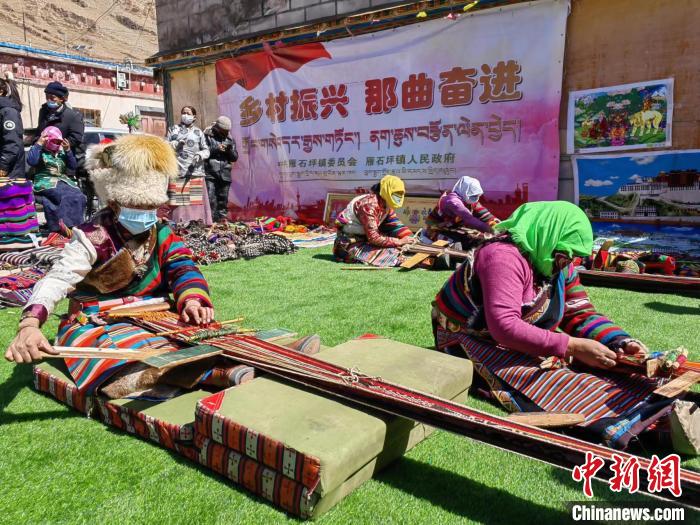 圖為2022年，安多縣雁石坪鎮(zhèn)“鄉(xiāng)村振興那曲奮進(jìn)”編織技藝比賽現(xiàn)場。資料圖 那曲市“鄉(xiāng)村振興 那曲奮進(jìn)”活動(dòng)辦供圖