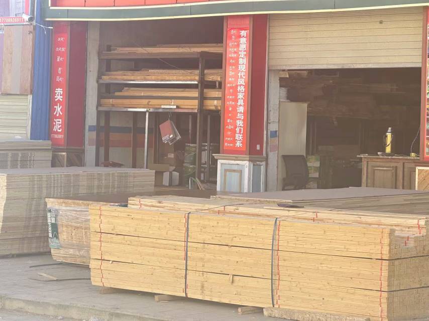 白朗縣頗羅鼐大道西段人行道擺放建材。圖片由留言網(wǎng)友提供