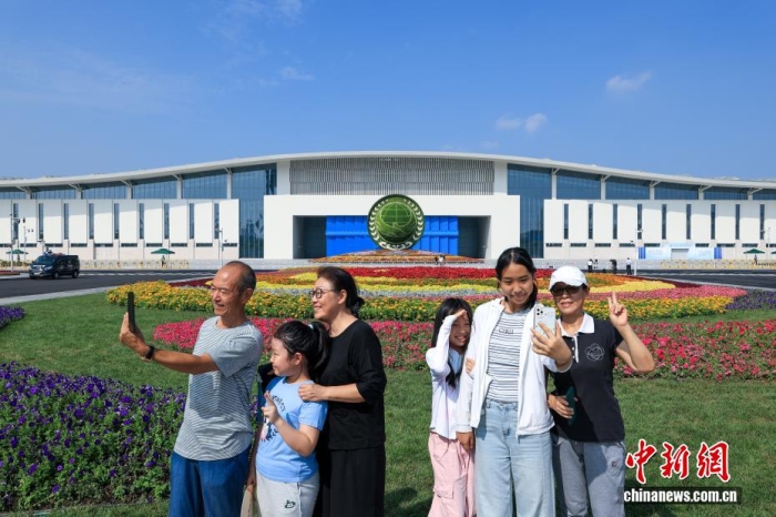 8月31日，天津，市民在2025年上海合作組織峰會(huì)主會(huì)場外自拍。當(dāng)日，2025年上海合作組織峰會(huì)在天津舉行。<a target='_blank' href='/'><p  align=