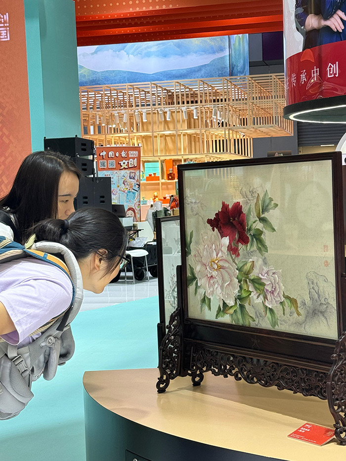 “文創(chuàng)中國(guó)”專題展區(qū)。參展觀眾供圖