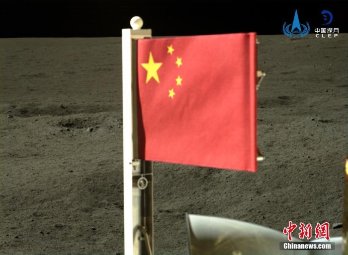 6月4日，中國國家航天局公布了嫦娥六號探測器在月球背面的五星紅旗展示影像。鮮艷的五星紅旗再次閃耀月球，這也是中國首次在月球背面獨(dú)立動(dòng)態(tài)展示國旗。<a target='_blank' href='/'><p  align=