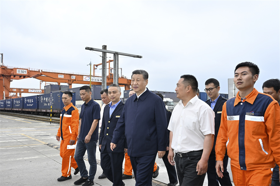 2024年4月22日至24日，中共中央總書記、國家主席、中央軍委主席習(xí)近平在重慶考察。這是22日下午，習(xí)近平在重慶國際物流樞紐園區(qū)重慶鐵路集裝箱中心站，同貨車司機(jī)、列車司機(jī)、裝卸工人、場(chǎng)站管理人員等親切交流。新華社記者 岳月偉 攝