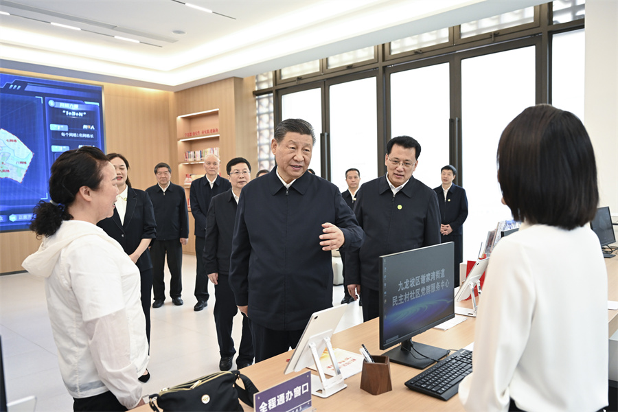2024年4月22日至24日，中共中央總書記、國家主席、中央軍委主席習(xí)近平在重慶考察。這是22日下午，習(xí)近平在九龍坡區(qū)謝家灣街道民主村社區(qū)考察。新華社記者 謝環(huán)馳 攝