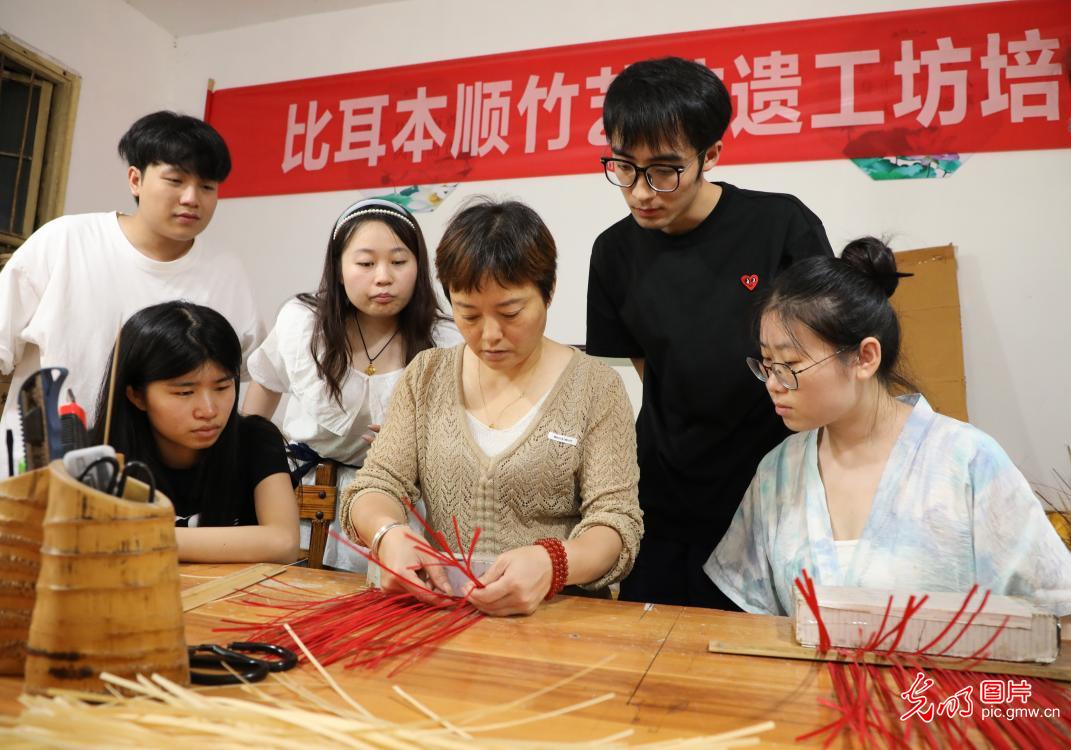 直播助農(nóng)、健康義診、扮靚街巷……青年學(xué)子暑期返鄉(xiāng)服務(wù)桑梓