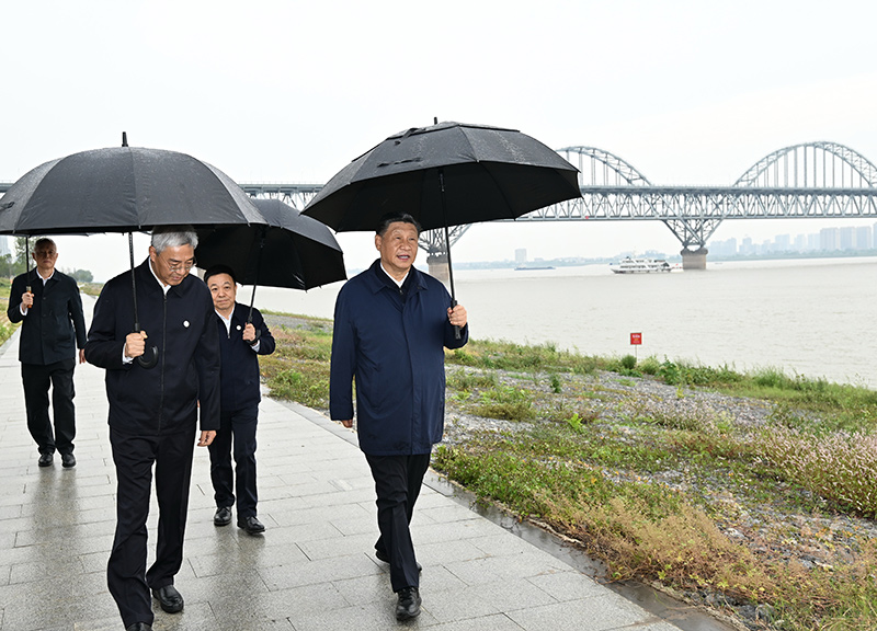 2023年10月10日至13日，中共中央總書記、國家主席、中央軍委主席習(xí)近平在江西考察。這是10日下午，習(xí)近平在長江國家文化公園九江城區(qū)段考察時(shí)，冒雨沿江堤步行察看沿岸風(fēng)貌。新華社記者 謝環(huán)馳 攝