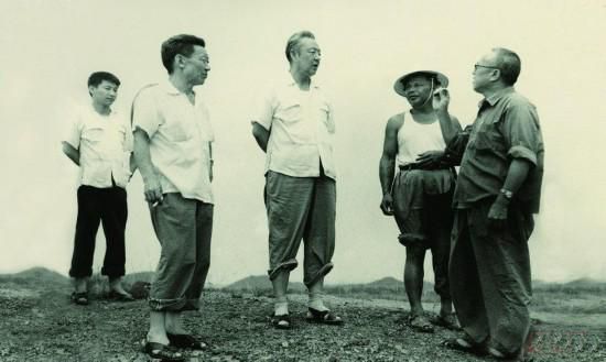 1978年8月，習(xí)仲勛（左三）在廣東惠陽(yáng)農(nóng)村調(diào)研。在清華大學(xué)讀書的習(xí)近平（左一）利用暑假時(shí)間參加社會(huì)實(shí)踐，隨同父親一起下鄉(xiāng)。