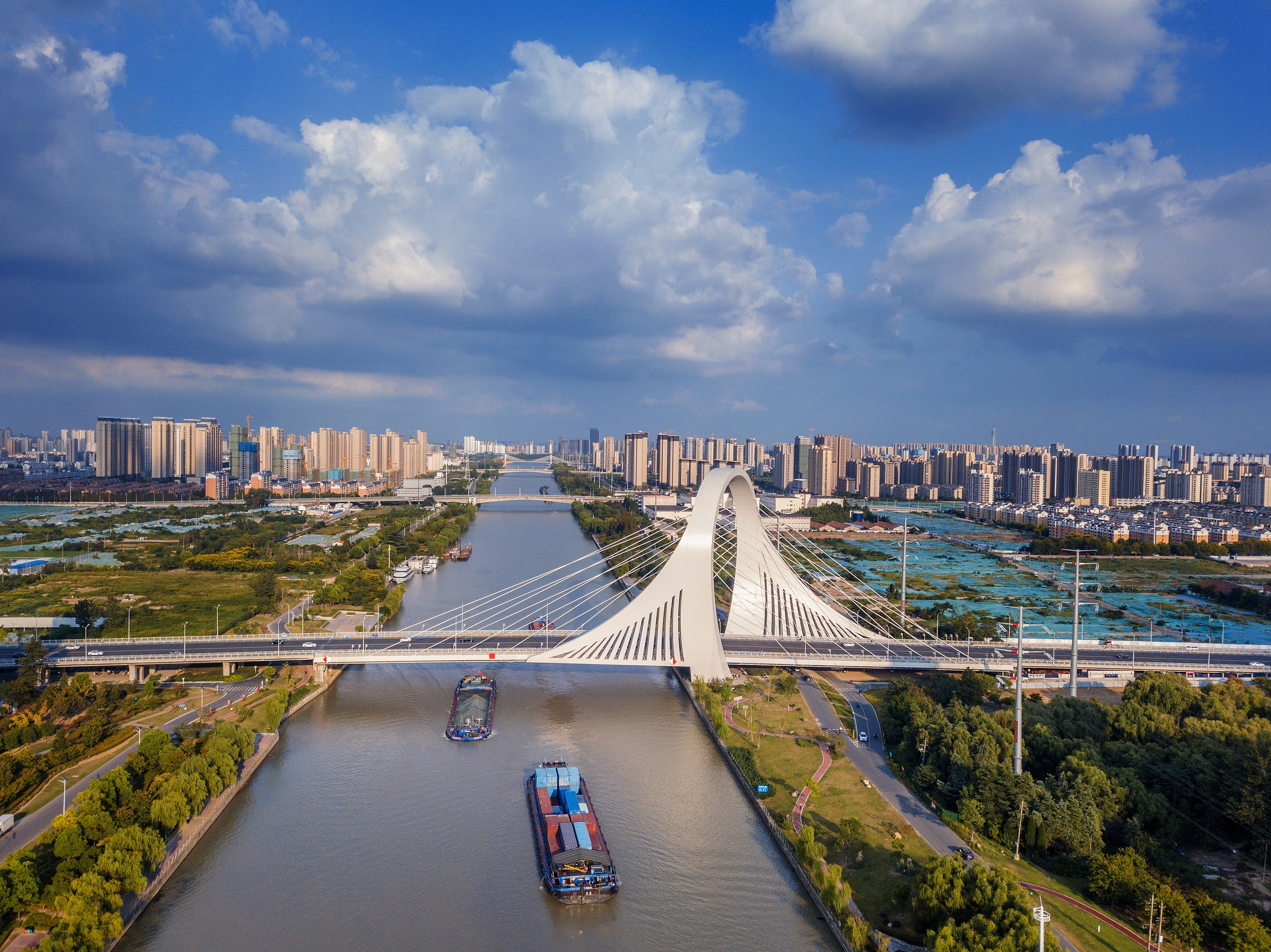 2022年9月12日，幾艘船舶行駛在江蘇淮安運河大橋附近。