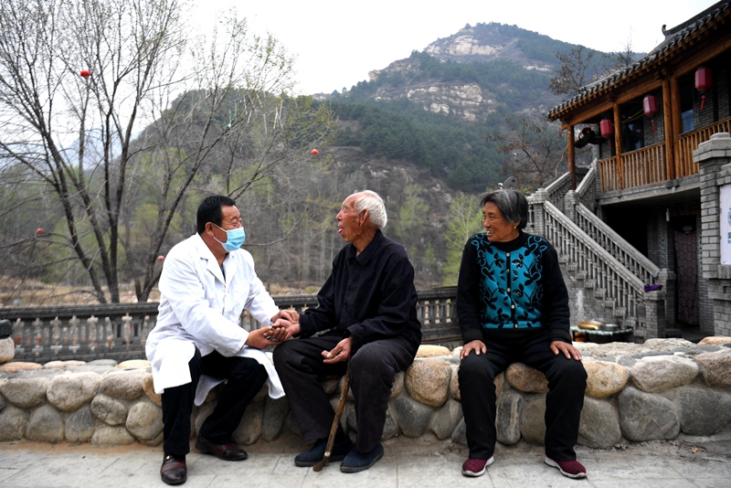 2020年4月15日，在河北阜平縣龍泉關(guān)鎮(zhèn)駱駝灣村，村醫(yī)霍建國為村民把脈。