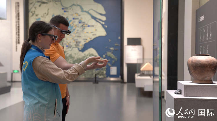 人民網(wǎng)外籍專家在良渚博物院體驗AR眼鏡。人民網(wǎng)記者 袁蒙攝