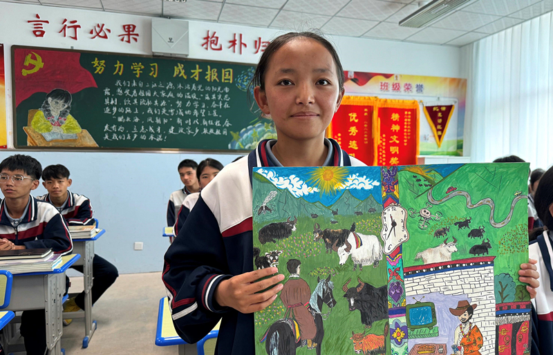 果洛西寧民族中學學生尼東拉毛在主題思政課上展示表現(xiàn)現(xiàn)代化家鄉(xiāng)的作品。
