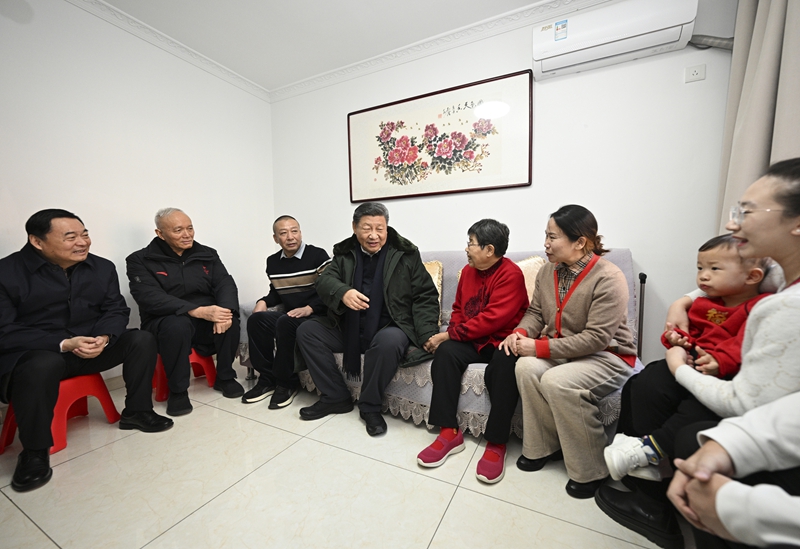 2025年1月23日上午，習(xí)近平總書記在遼寧沈陽大東區(qū)長安街道長安小區(qū)考察時，走進居民郎素蘭家中看望。