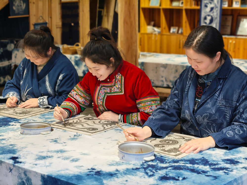 2025年3月14日，村民在肇興侗寨內(nèi)制作蠟染。圖片來(lái)源：新華社