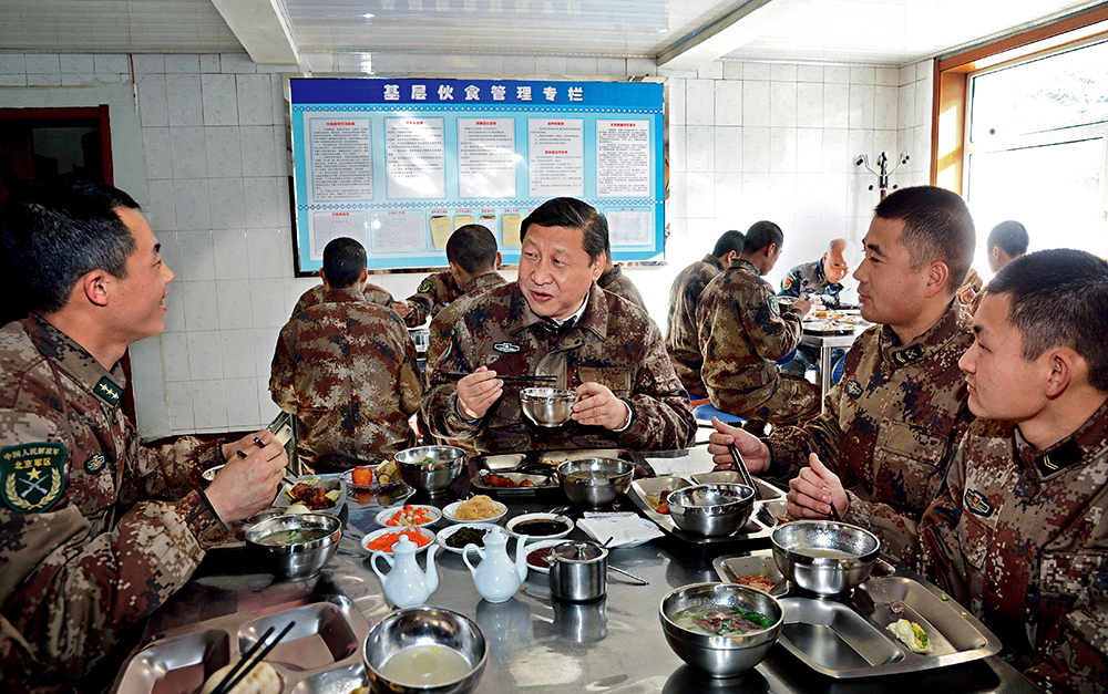 2014年1月26日，習(xí)近平主席專程來到內(nèi)蒙古軍區(qū)邊防某部，親切看望慰問戍邊官兵。這是在連隊食堂，習(xí)近平主席同戰(zhàn)士們一起用餐。