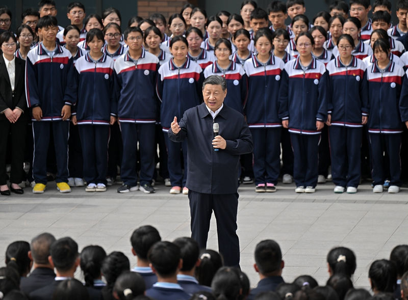2024年6月18日，習(xí)近平總書記在青海果洛西寧民族中學(xué)考察時(shí)，同師生們親切交流。
