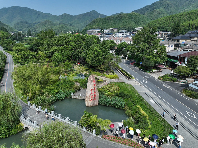 2023年8月11日，游客在浙江安吉余村參觀(guān)。