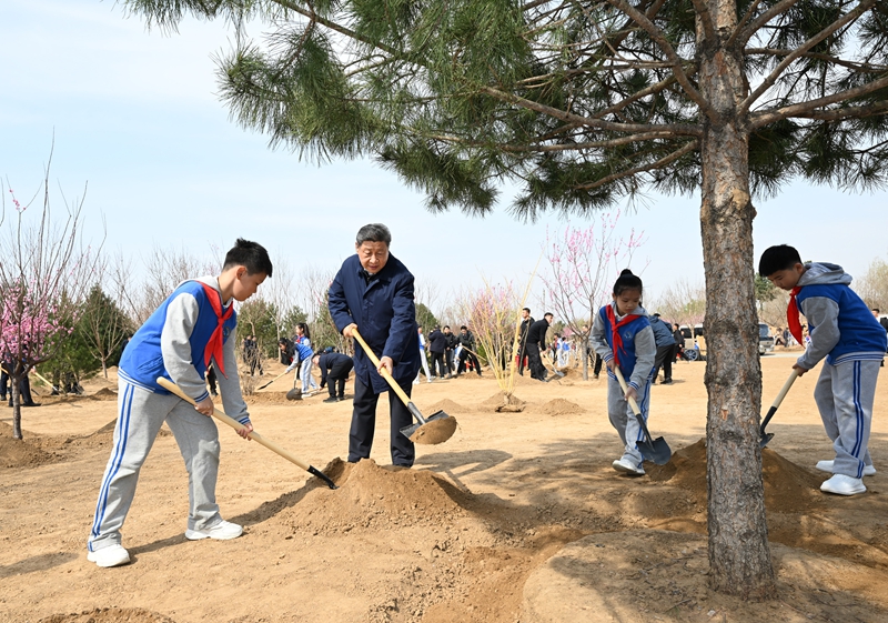 2025年4月3日，習(xí)近平總書(shū)記來(lái)到北京豐臺(tái)區(qū)永定河畔參加首都義務(wù)植樹(shù)活動(dòng)。