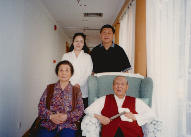 習(xí)近平與夫人彭麗媛同父親習(xí)仲勛、母親齊心的合影。